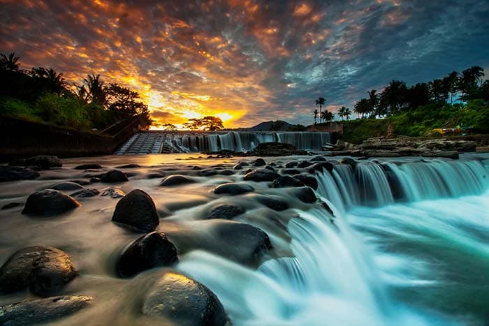 Beautiful Turquoise Waterfall Wallpaper pattern detail