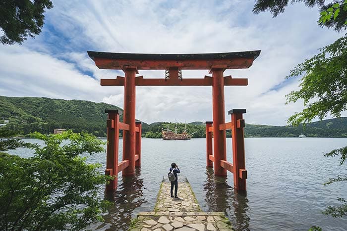Red pillar and lake pattern detail