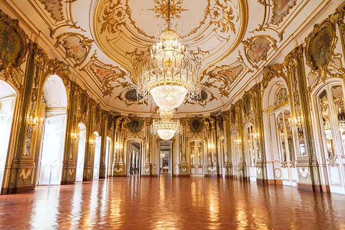 Royal Sparkling Chandelier Interior Wallpaper pattern detail