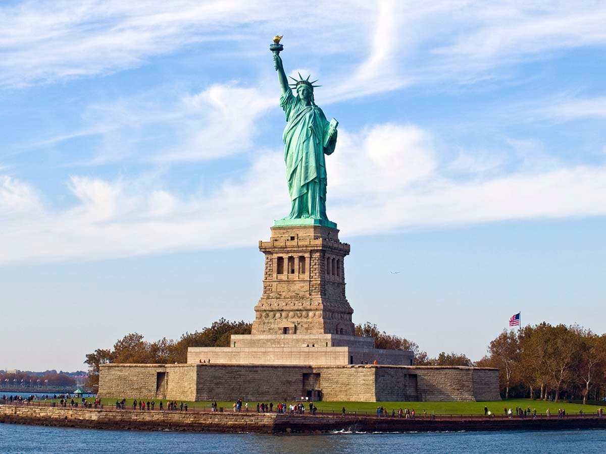 3D Look Statue of Liberty Wallpaper for Living Room pattern detail