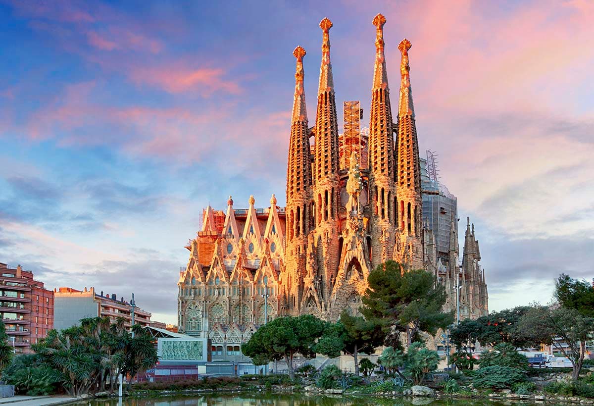 Sagrada Familia with Water Scenic Landscape wallpaper pattern detail
