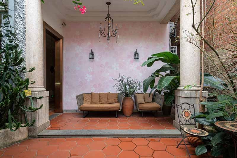 Gul, Beautiful Sakura Blossoms Wallpaper Mural shown in a room